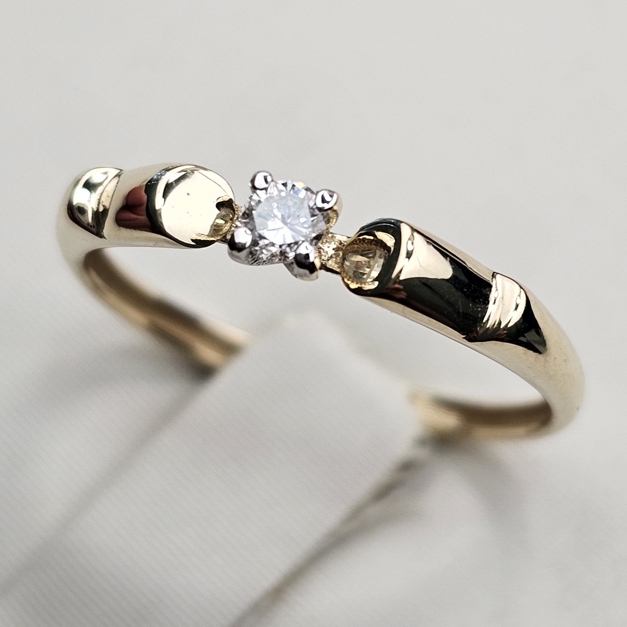 Золотое кольцо ж/з 16.5р с бриллиантом 0,08Ct SI2/H,VG-cut, фото 1