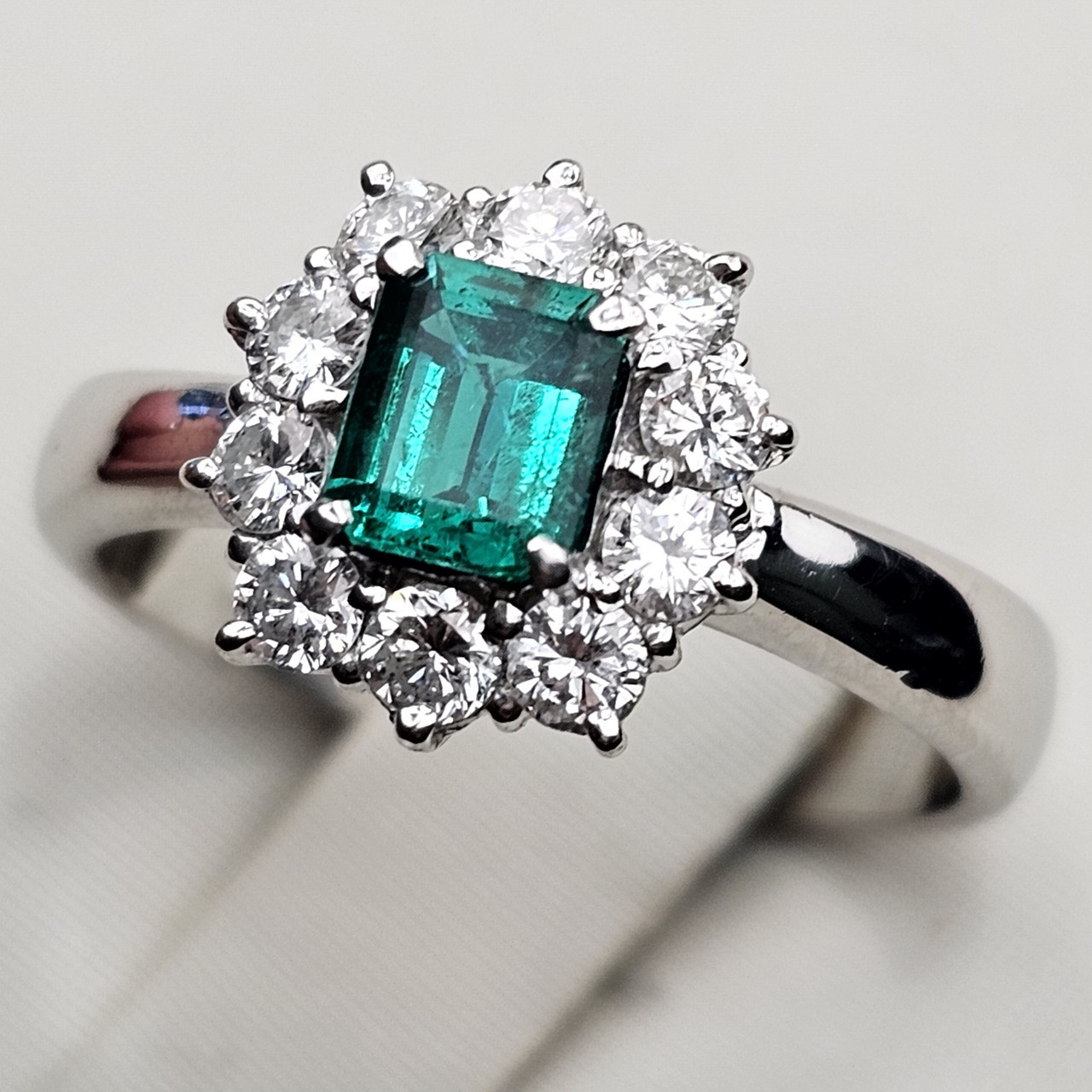 Кольцо Платина 900пр 16.5р изумруд 0.46Сt .бриллиант 0,45Ct VVS2-VS1/F-G