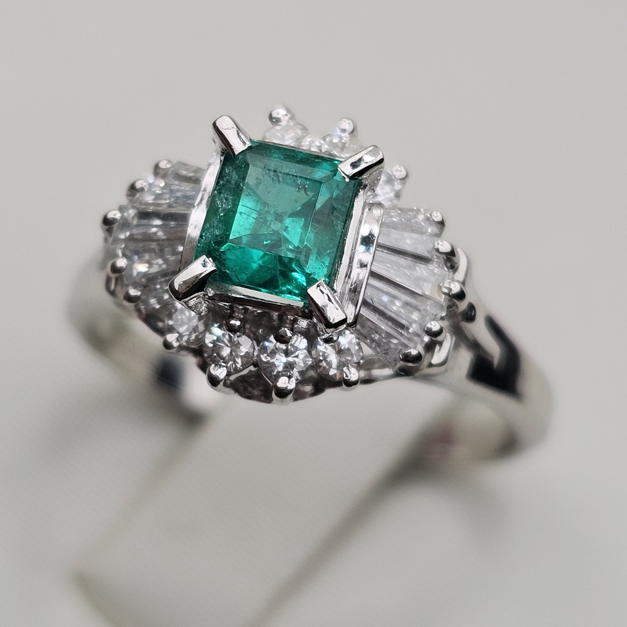 Кольцо Платина 900пр ,IGI .17р изумруд 0.53Сt .бриллиант 0,51Ct VS2-SI1/G-H