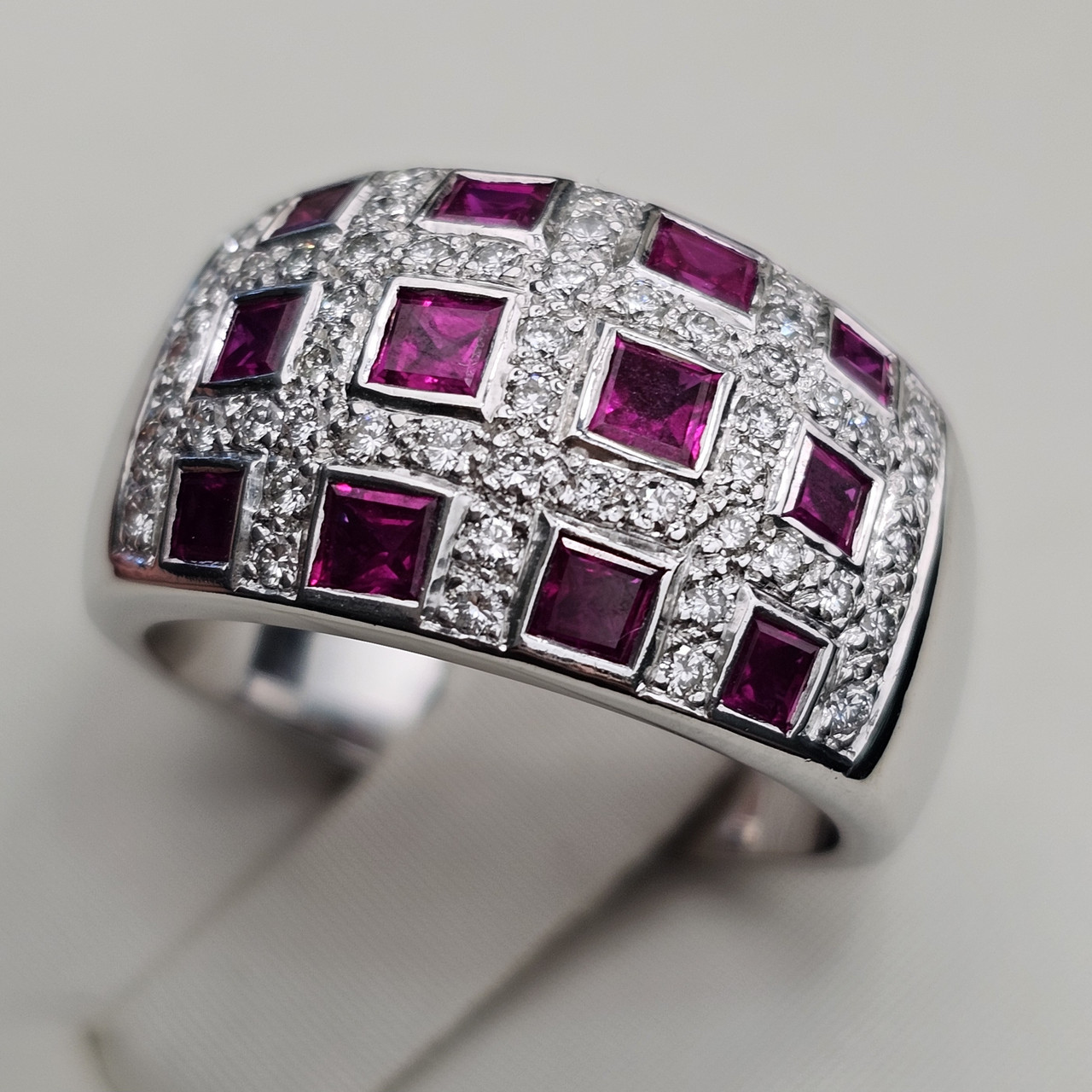 Кольцо 750пр ,IGI .18р.рубин 2,32Сt .бриллиант 0,43Ct VVS2-VVS1/F-G
