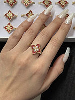 Золотистое кольцо в форме цветка элегантность и изящество