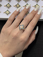 Золотистое кольцо в форме цветка элегантность и изящество