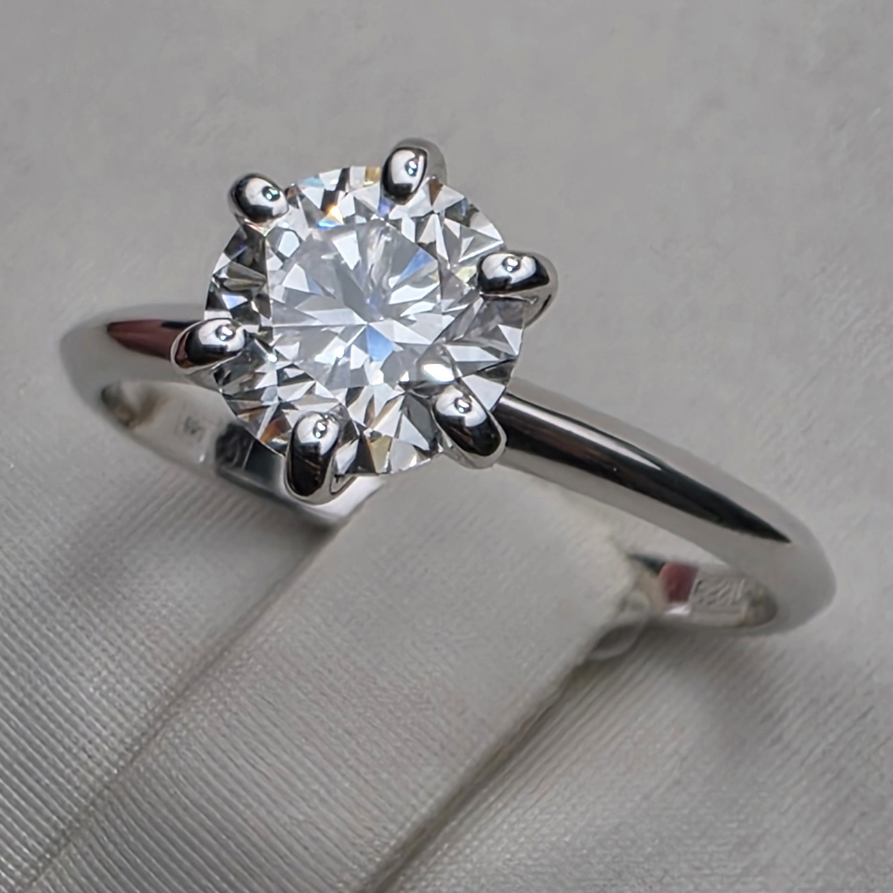 Кольцо золото 750 проба 17р бриллиант 1.01 Сt SI1/H Сертификат GIA