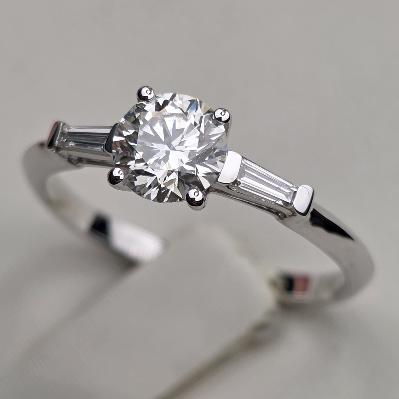 Кольцо золото 750 проба 17р бриллиант 0.66 Сt SI1/I EX-cut, 0.074Ct VS2/G, Сертификат GIA, фото 1