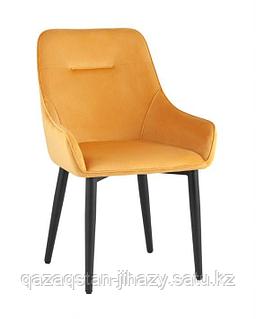 Тұрып тұрған жас әйелдің фотосы