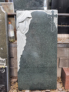 Памятник из зеленого гранита