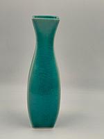 Красивая керамическая ваза для цветов