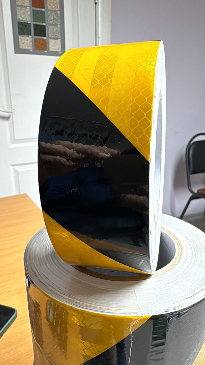 Лента светоотражающая самоклеящаяся желто/черная 50 ширина 25 метров