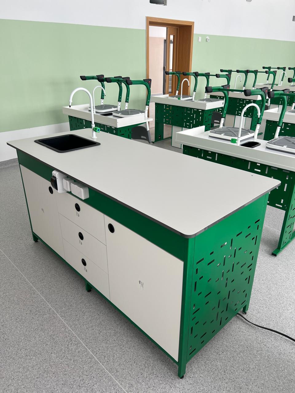 Стол демонстрационный лабораторный c раковиной, смесителем и розетками. Столешница из химически стойкой плиты постформинг 25мм, ос, фото 1