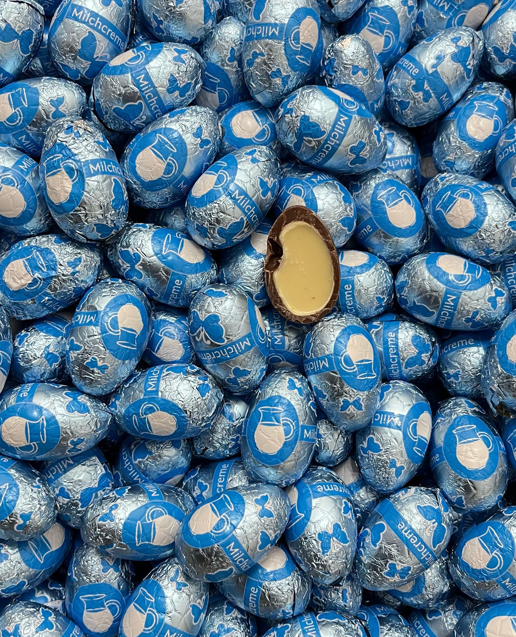 Шоколадные яйца Молочный и Белый шоколад (Сине-Голубые) 1кг / Германия