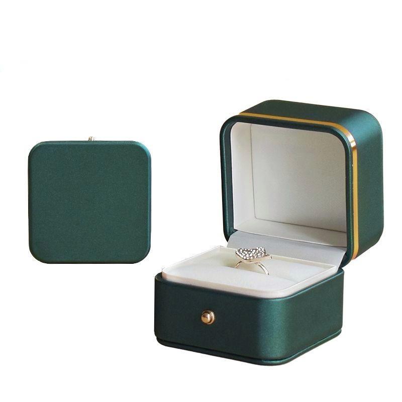 Ювелирная шкатулка под кольцо декоративная зеленого цвета с золотый пояском, фото 1