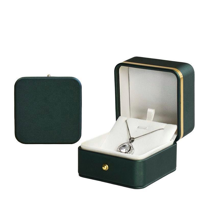 Ювелирная шкатулка под колье, кулон и серьги декоративная зеленого цвета с золотый пояском, фото 1