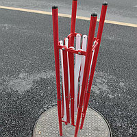 Барьер металлический раздвижной красно-белый для колодцев