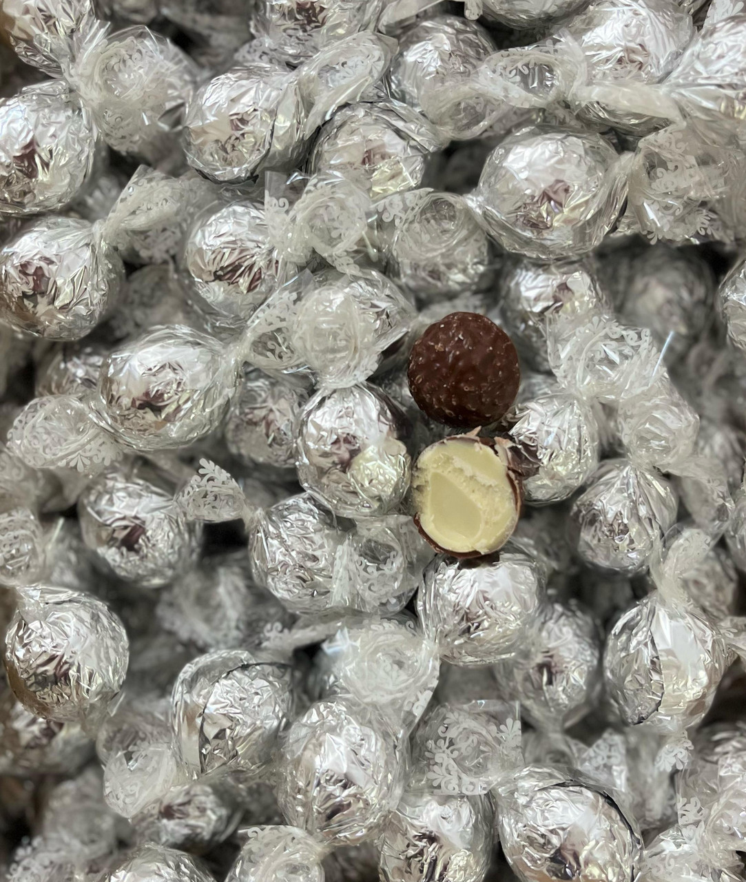 Конфеты Молочный шоколад с начинкой из белого шоколад (серебро) 1кг / Италия