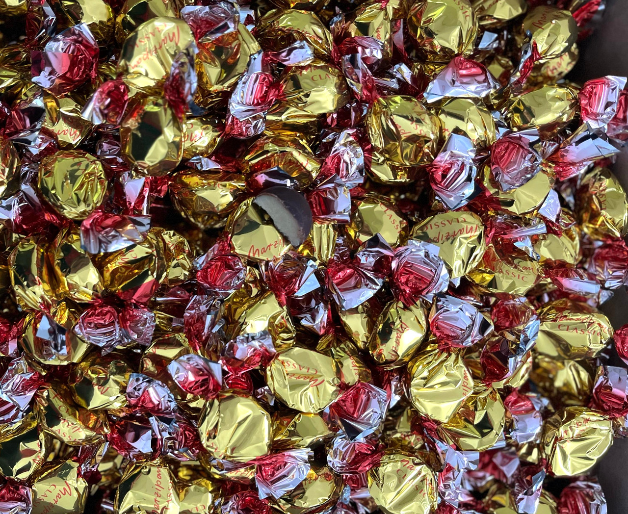 Конфеты шоколадные с Марципаном (золотые,красный бант) 1кг / Германия