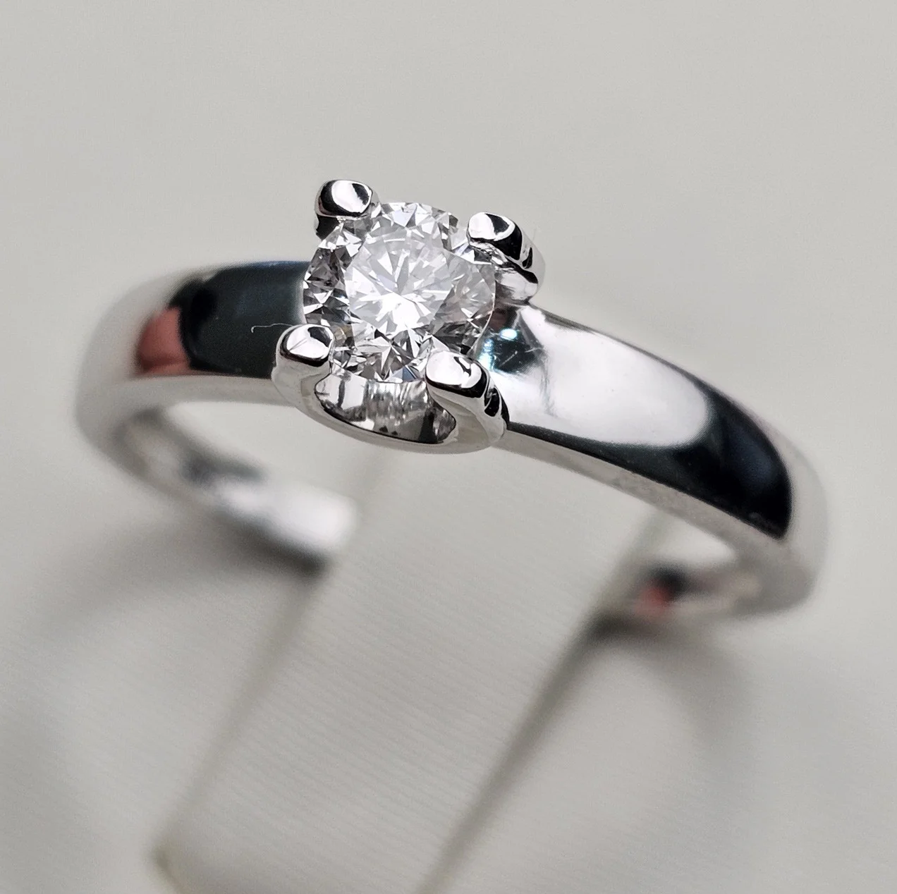 Серт. IGI Золотое кольцо 17 р с бриллиантом 0,34Ct VS2/J, EX