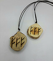 Амулет на деньги "3 феху" из можжевельника