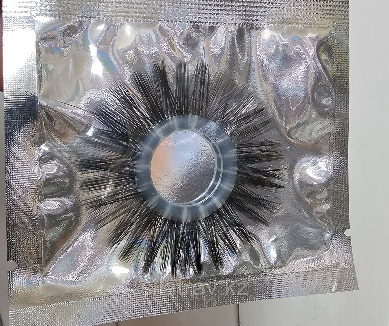 Ол оны көтеріп, оны қатты ұрды.