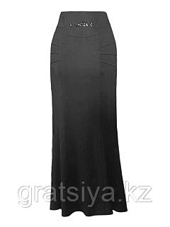 Әйел өзінің кискасын көрсетеді