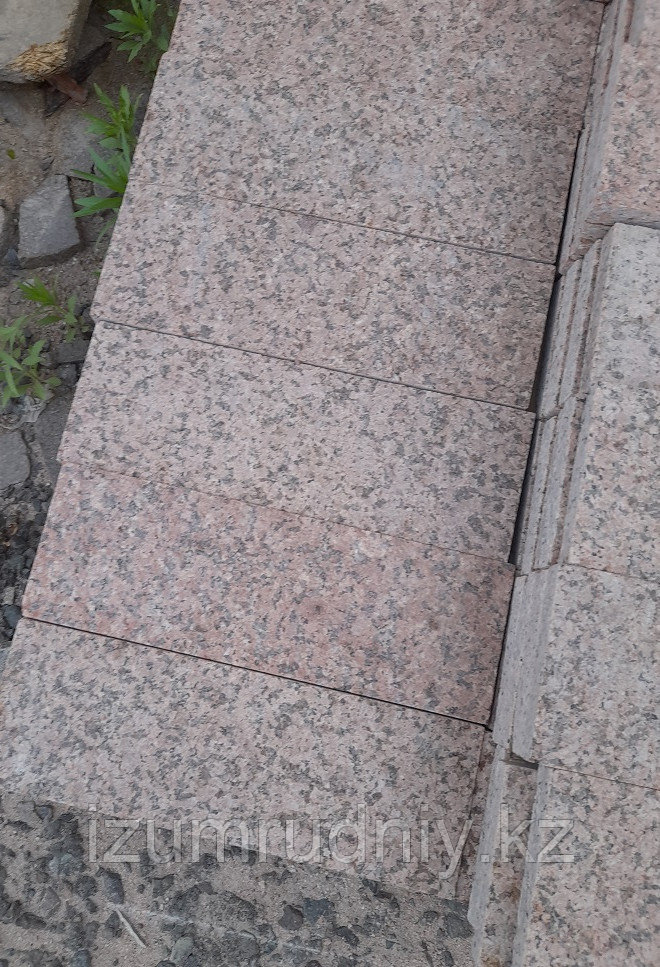 Куртинский гранит в наличии, в плитах