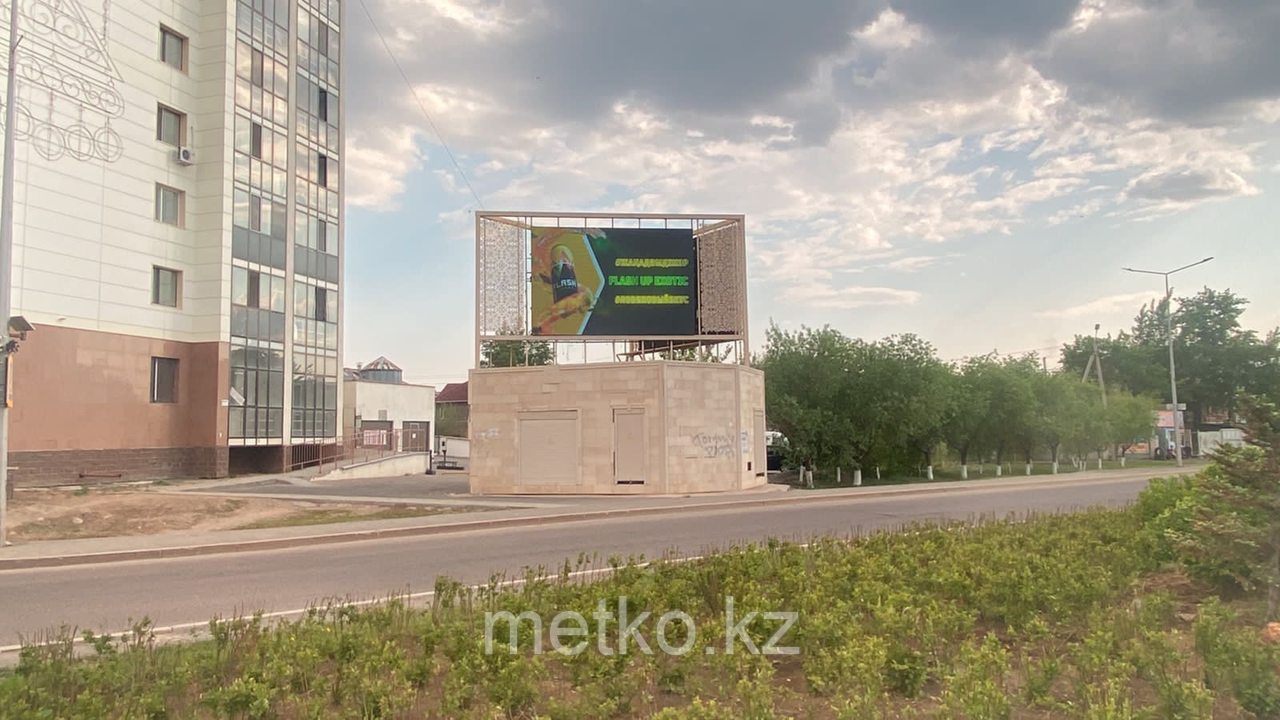 LED-экран: ул. Абылайхана / Бауыржана Момышулы, правый берег, фото 1
