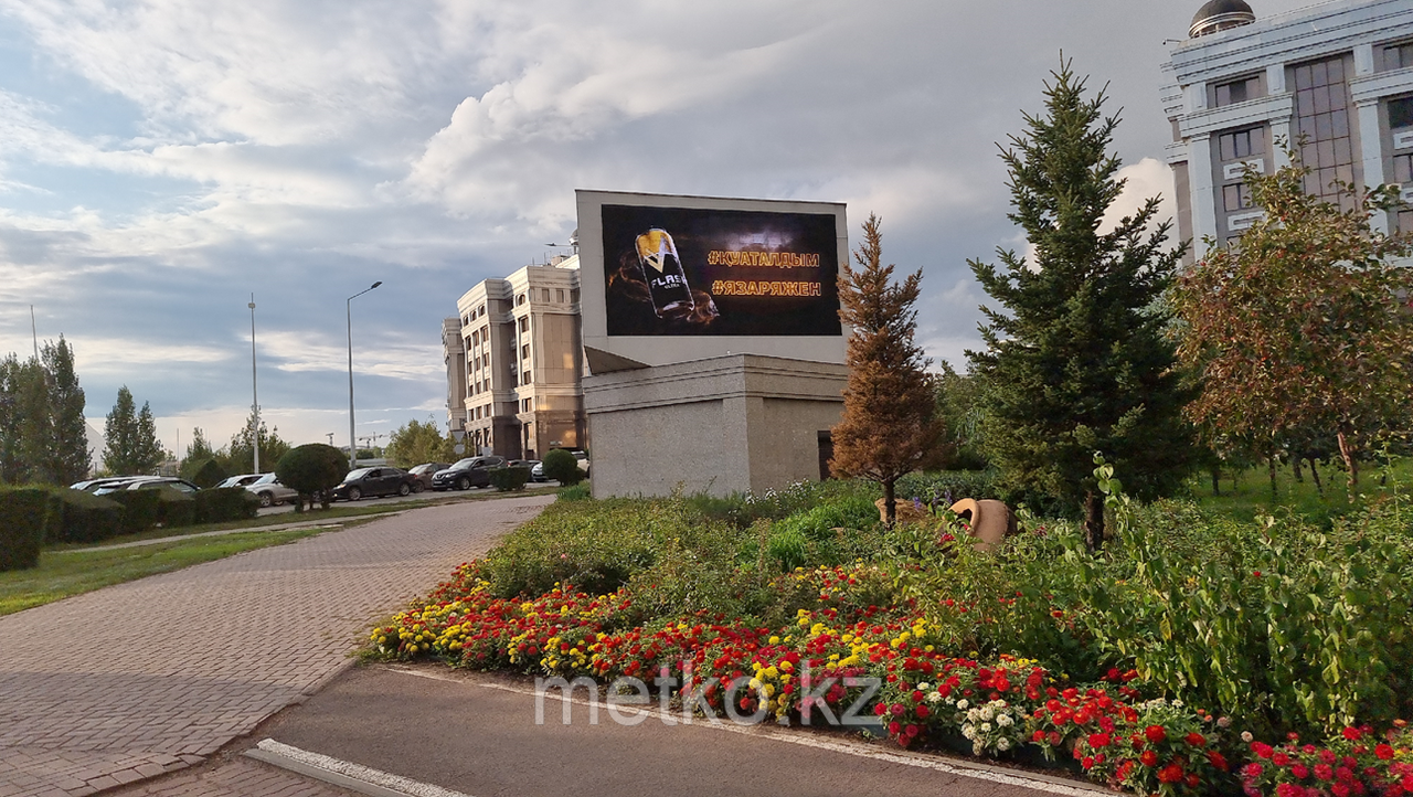 LED-экран: пр-т Кабанбай батыра / Достык , левый берег, 2 сторона