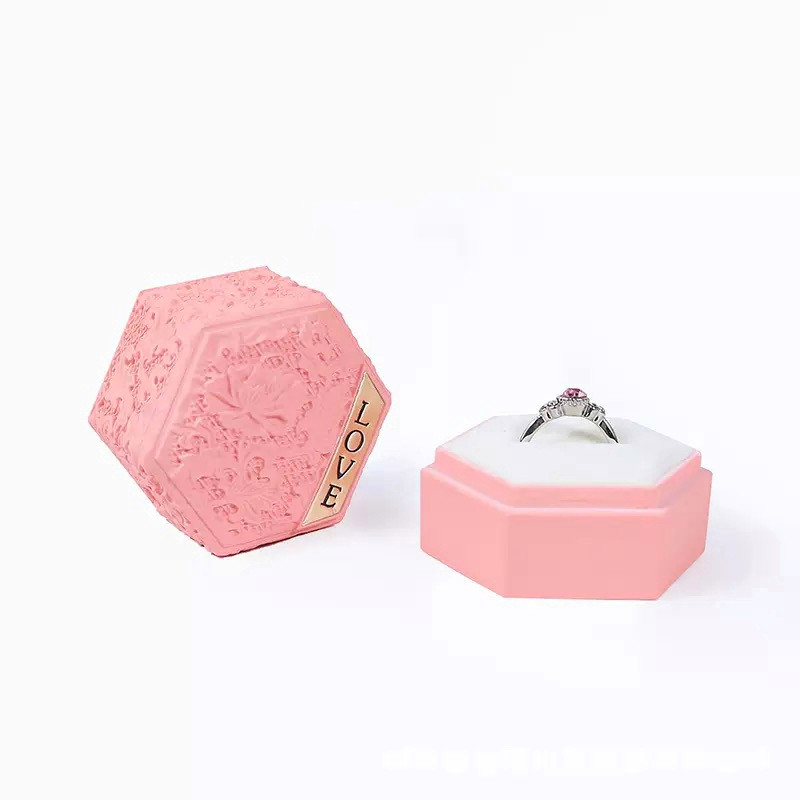 Ювелирная шкатулка под кольцо в форме шестиугольника с объёмным декором и вставкой LOVE, розовая, фото 1