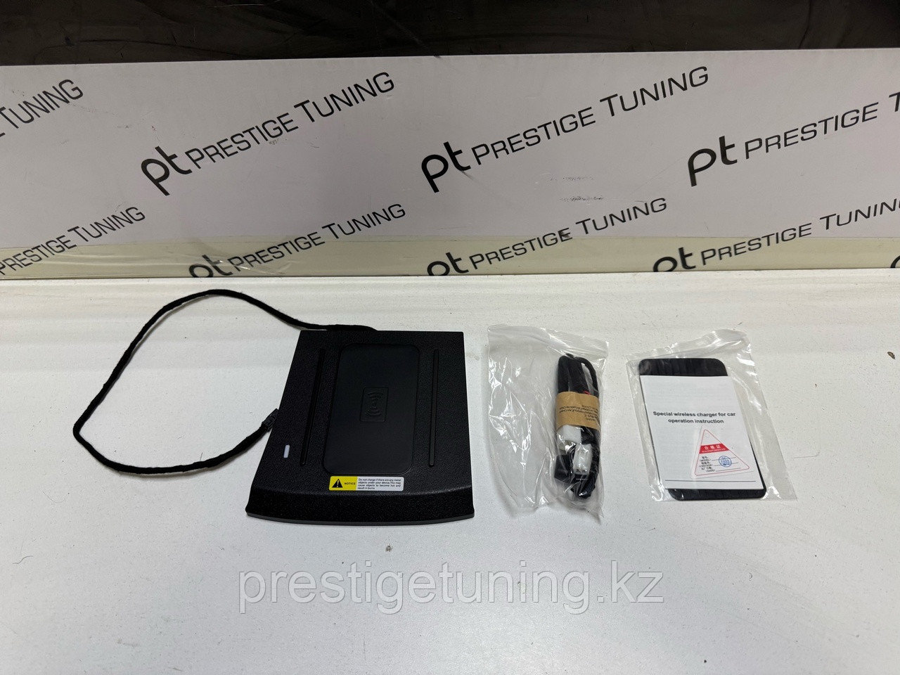 Беспроводное зарядное устройство на Land Cruiser Prado 2018-23