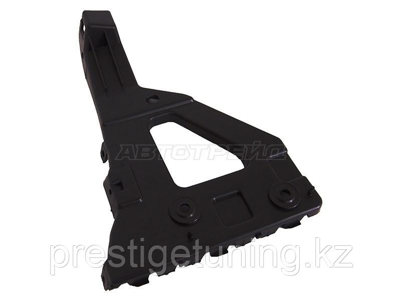 Крепление переднего бампера правый (R) на Audi A6 2004-11 (SAT)