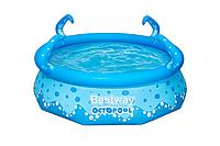 Даяшы жалаңаш денесінің үстіне алжапқышпен қызмет көрсетеді.