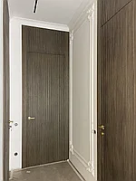 Скрытые двери декорированные c деревянным коробом