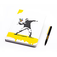 Набор Pininfarina Banksy Метатель цветов: шариковая ручка GrafeeX и блокнот линованный из каменной б, желтый;