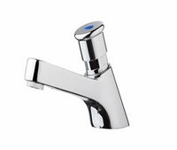 Одно водный самозакрывающийся смеситель для раковины с кнопочным управлением, с задержкой закрытия 8–12 секунд.