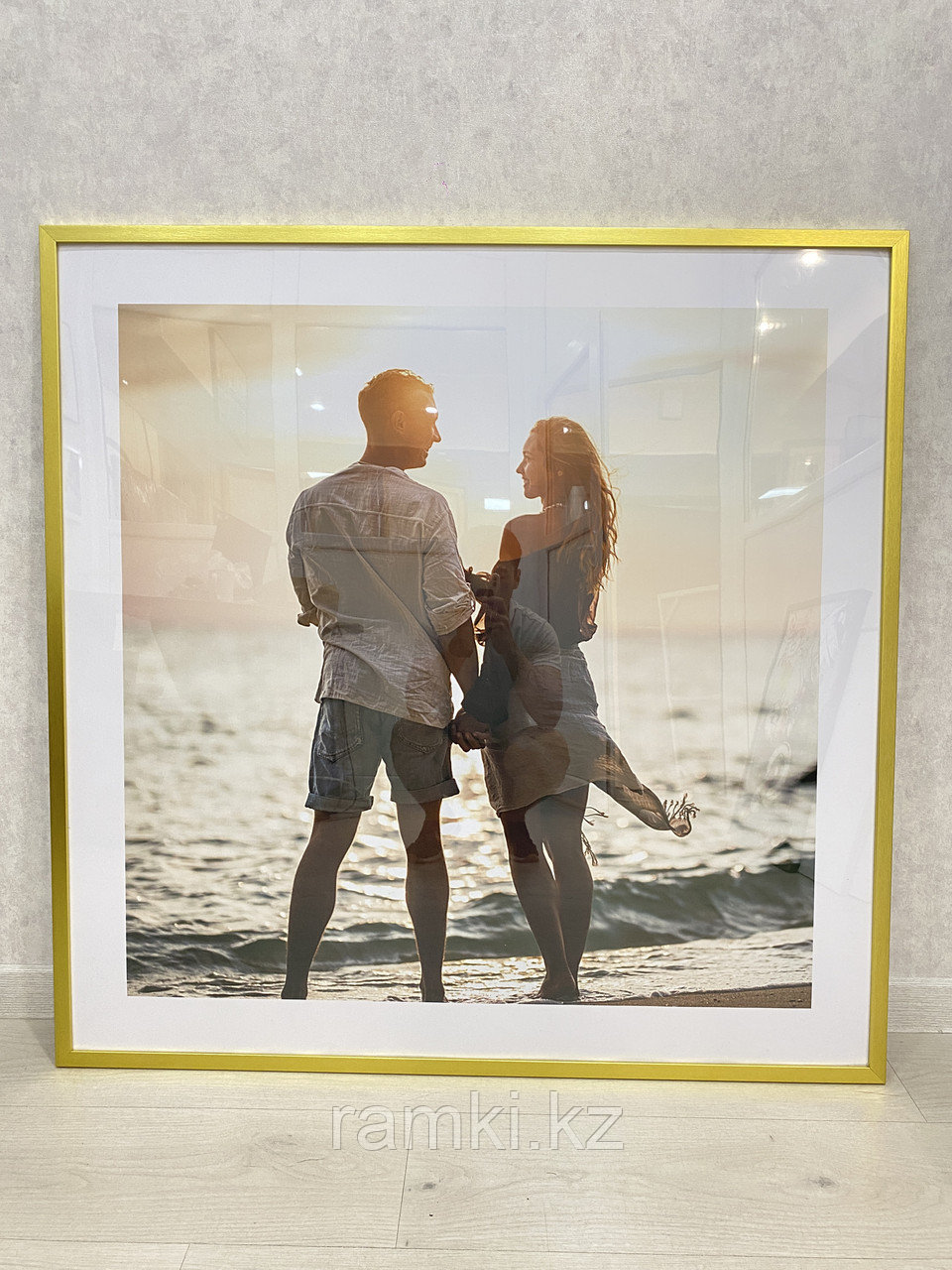 Рамка 100х100 см Золотистая, с легкой текстурой дерева