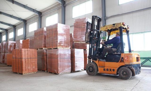 Хранение кирпичей на поддонах