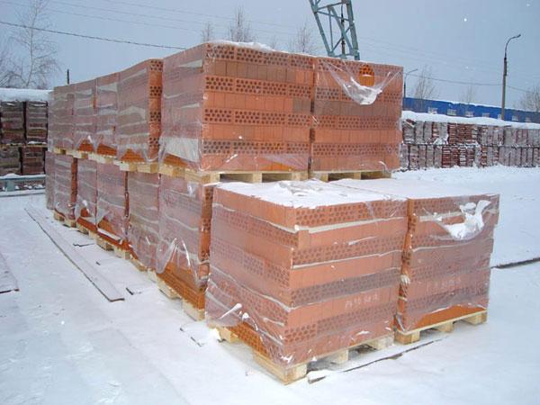 Хранение кирпича зимой