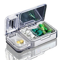 Таблетница дорожная с разделителем и измельчителем таблеток и тремя отделениями белая