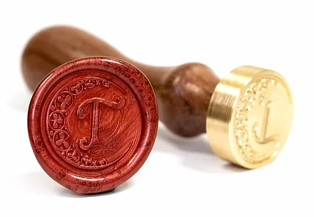 Нанесение гравировки на металлическую печать под сургуч