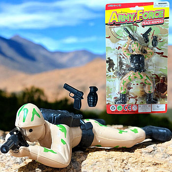 6806 Солдат заводной +пистолет+граната на картонке 24х14см