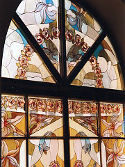 Витражи в окнах