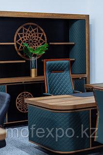 Кабинетінде бастығын жалайды