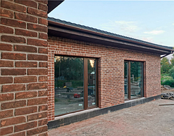 Кирпич лицевой ручной формовки полнотелый ПЕТРОВСКИЙ ШТАНДАРТ чёрно-красный WDF