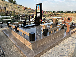 Гранитный комплекс на кладбище