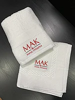 Полотенца с вышивкой логотипа.