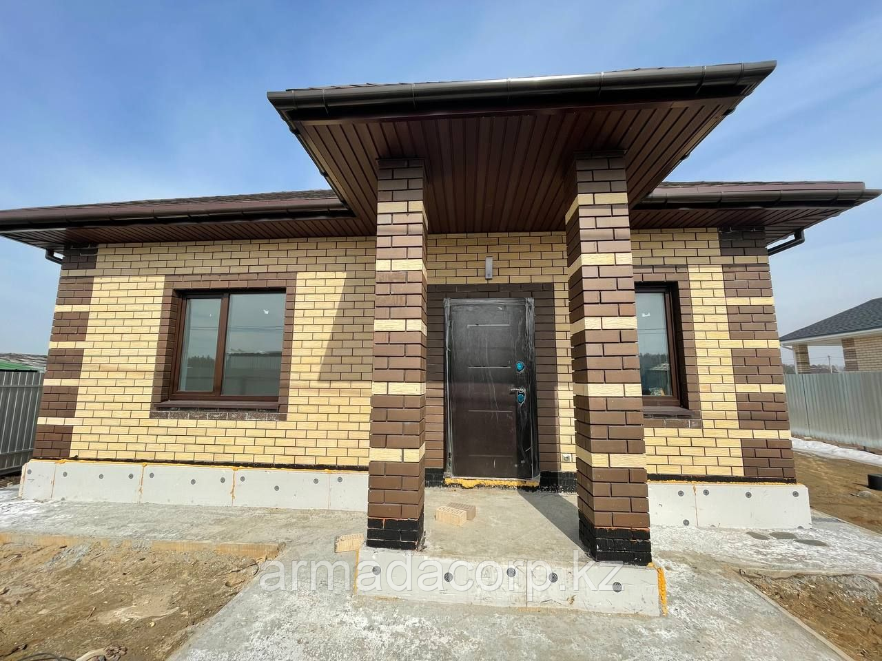 Лицевой керамический кирпич Слоновая кость глубокий рустик полуторный 1.4НФ