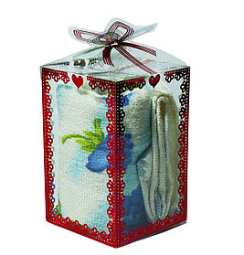 Полотенце в подарочной упаковке (белое с голубыми цветами), 11 см