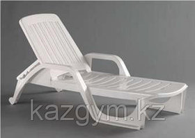 Шезлонг пластиковый двухсоставной с подлокотниками