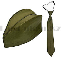 Военная пилотка и галстук