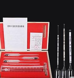 Набор спиртометров 0–100% с термометром и пластиковым цилиндром в деревянном кейсе