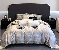 Комплект постельного белья, двуспальный, из тенселя, с растительным принтом.